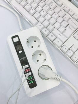 Продолжен кабел со 5 USB порти за брзо полнење