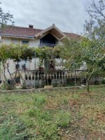 Се продава куќа во с. Чешиново – со голем двор/овоштарник