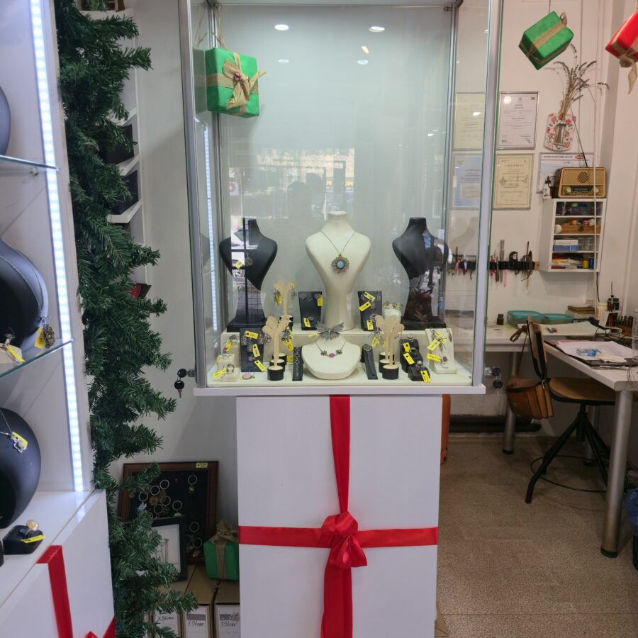 Се продава инвентар за изложување на накит. Витрини и кукли за накит. Цена сѐ заедно 3.000,00 евра или посебно витрини 1.500,00 евра, кукли 1.500,00 евра. Контакт: Кети 070 / 79 78 71