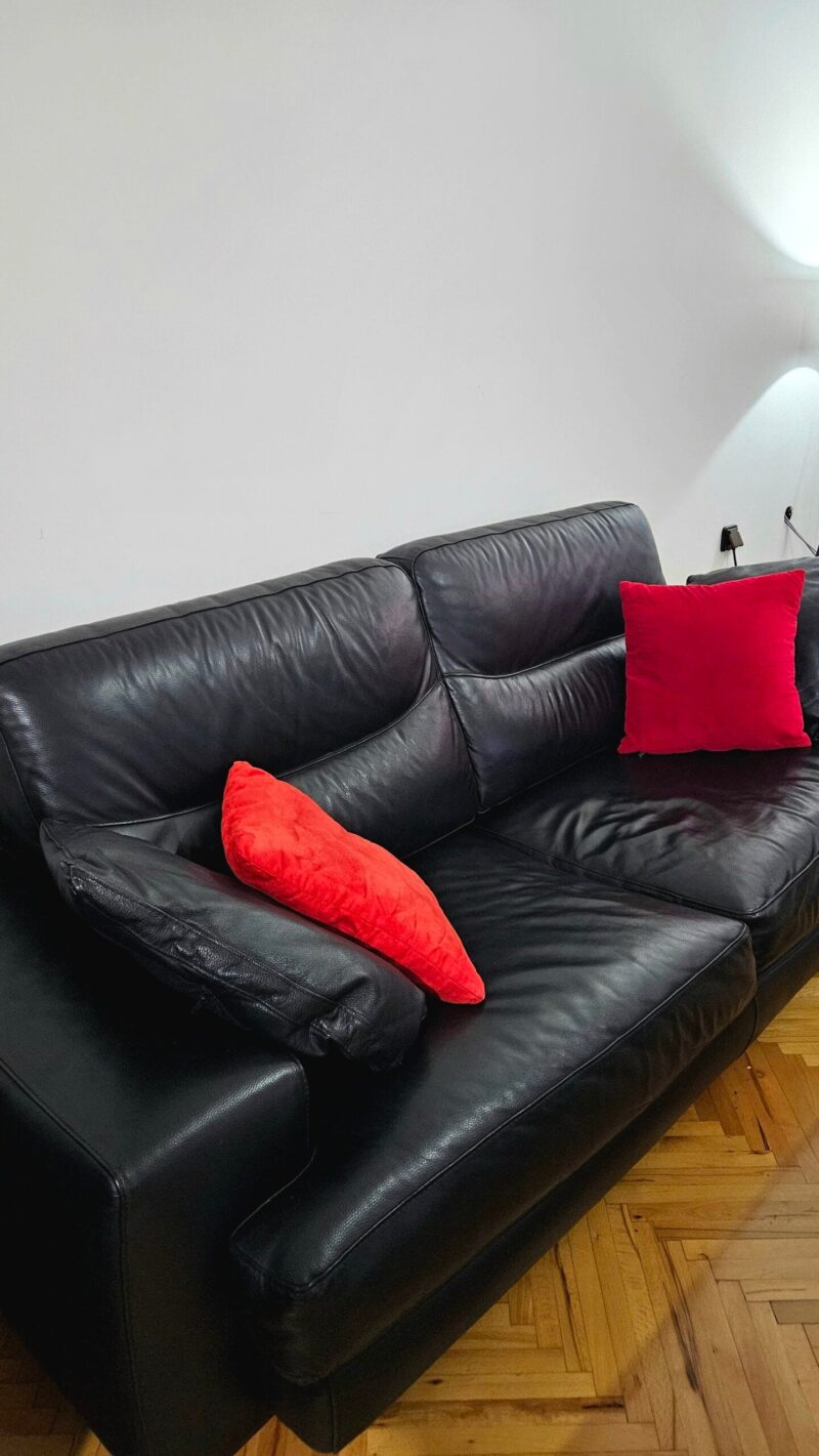 Се продава кожна гарнитура (комплет тросед, двосед и фотелја) - Image 3