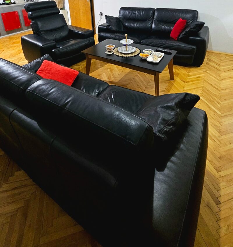 Се продава кожна гарнитура (комплет тросед, двосед и фотелја) - Image 2