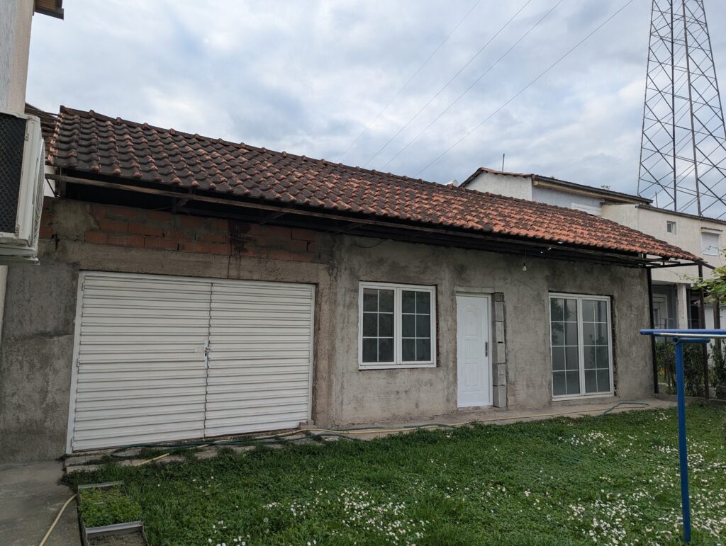 Izdavam magacinski prostor vo naselba Hipodrum od 45m2 Broj tel.076992401