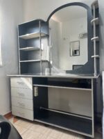 Се продава комплет мебел за фризерски/козметички салон