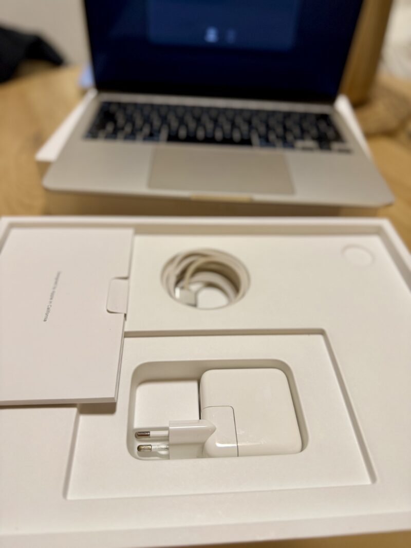 Apple MacBook Air M2 2022 / 8GB / 256GB SSD / Battery 93% - Image 3